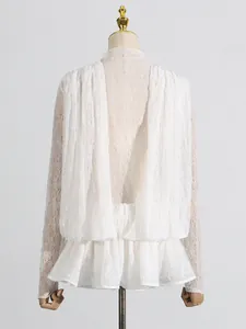 Elegante weiße Langarm-Spitzenbluse mit Rüschensaum und drapiertem Rückendetail