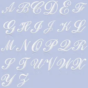 Vue détaillée de 26 écussons alphabétiques brodés blancs A-Z en cursive pour la décoration DIY