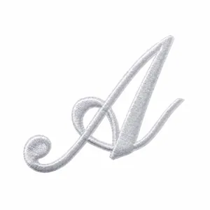 Vue détaillée d'un écusson brodé blanc en forme de lettre A, dimensions 7 cm x 4,79 cm