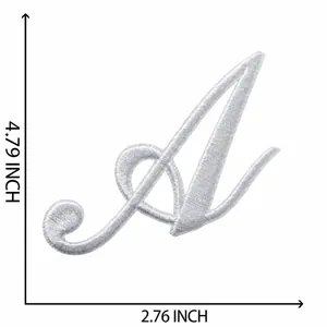 Vue détaillée d'un écusson brodé blanc en forme de lettre A, dimensions 7 cm x 4,79 cm