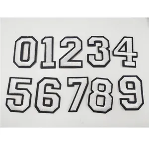 Set completo di toppe ricamate con numeri da 0 a 9 bianche e nere per decorazioni di abbigliamento.