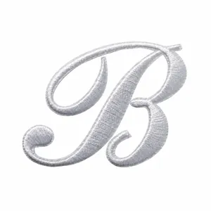 Vue détaillée d'un écusson brodé lettre B blanche en italique de 6,14cm x 4,67cm