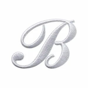Vue détaillée d'un écusson brodé lettre B blanche en italique de 6,14cm x 4,67cm