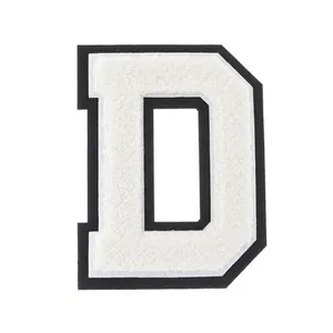 Nahaufnahme des weißen Chenille-Buchstabens D-Patch für Kleidung Dekoration DIY