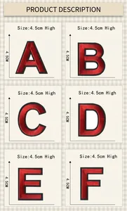 Vue détaillée d'écussons alphabétiques brodés rouge et noir de 4,5 cm de hauteur.
