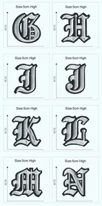 Detailansicht der 5 cm hohen bestickten Aufnäher mit gotischen Buchstabenformen