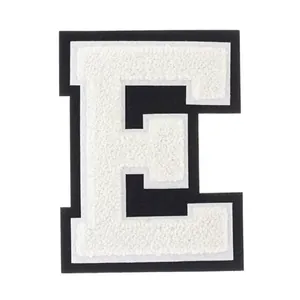 Detailansicht eines weißen Chenille-Stickpatches Buchstabe E mit schwarzem Rand