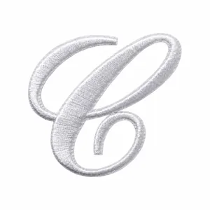 Vue détaillée de l'écusson brodé lettre C cursive blanche avec dimensions 4,70cm x 4,96cm
