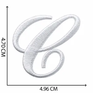 Vue détaillée de l'écusson brodé lettre C cursive blanche avec dimensions 4,70cm x 4,96cm