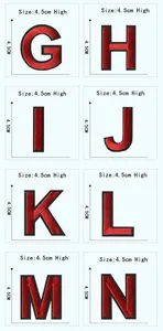 Détail des écussons thermocollants alphabet brodés rouge et noir de 4,5 cm, G à N.