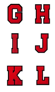 Vista detallada de parches bordados en chenilla roja de las letras G a L estilo varsity