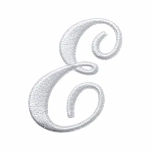 Vue détaillée du patch brodé lettre E blanche avec dimensions 4,66 cm par 4,2 cm