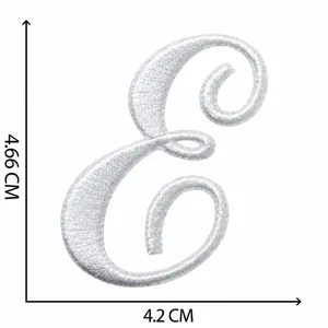Vue détaillée du patch brodé lettre E blanche avec dimensions 4,66 cm par 4,2 cm