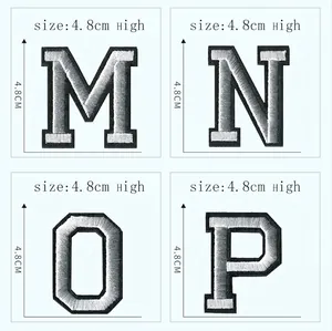Detailaufnahme von 4,8 cm grauen bestickten Buchstaben-Patches M N O P für Kleidung