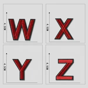 Vue macro détaillée d'écussons brodés de 4,5 cm de haut lettres rouges et noires WXYZ
