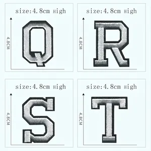 Detailansicht silberner Stickerei-Alphabet-Patches Q R S T mit 4,8 cm Höhenangabe
