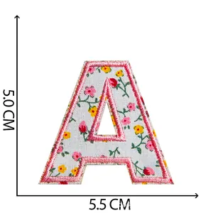 Toppa ricamata floreale lettera A con bordo rosa per decorazione abbigliamento fai da te