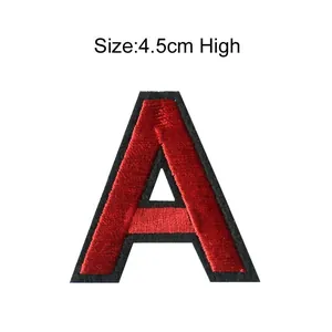 Écusson lettre A brodé avec fil rouge sur fond noir, hauteur 4,5cm pour vêtements DIY