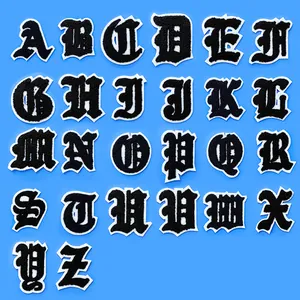 Vue détaillée de 26 patchs alphabet gothiques noirs en chenille avec bordure blanche