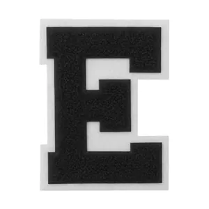 Detailansicht von schwarzem Handtuch besticktem Buchstaben E Patch für DIY Kleidung