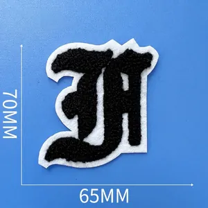 Détail de l'écusson brodé chenille lettre A en vieux style anglais, dimensions 70x65mm