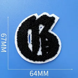 Écusson brodé lettre chenille noire avec bord blanc mesurant 67mm x 64mm pour vêtements.
