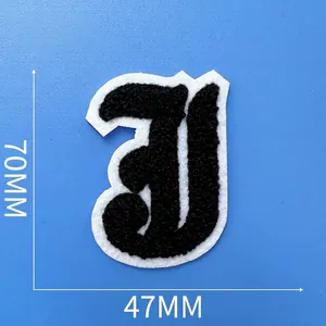 Détail du patch lettre J en broderie éponge noire avec dimensions de 70 mm x 47 mm