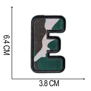 Vista dettagliata della toppa ricamata lettera E mimetica con dimensioni di 6,4 x 3,8 cm