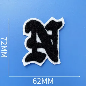 Écusson brodé chenille lettre N gothique noire, 72x62 mm pour vêtements