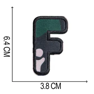 Vista dettagliata della toppa ricamata lettera F camouflage con dimensioni 6,4x3,8cm.