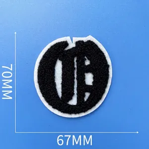 Vue détaillée de l'écusson brodé en chenille noire avec dimensions de 70 mm par 67 mm