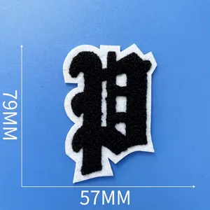 Détail de l'écusson lettre P en broderie bouclée noire gothique, dimensions 79mm sur 57mm