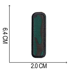 Vista dettagliata della toppa ricamata mimetica lettera I con misure 6,4 cm x 2,0 cm