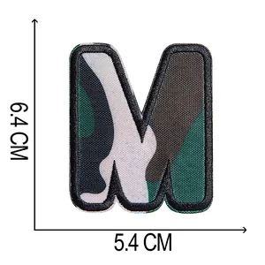 Dettaglio della toppa ricamata mimetica lettera M con dimensioni 6,4 x 5,4 cm
