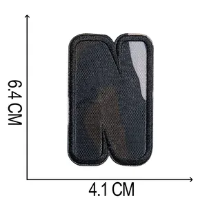 Vista dettagliata della toppa ricamata mimetica lettera N con dimensioni 6,4 x 4,1 cm