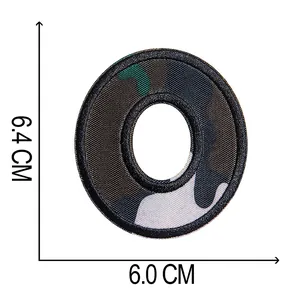 Dettaglio della toppa ricamata a lettera O mimetica con dimensioni 6,4x6,0 cm