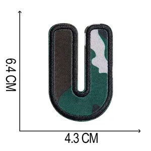 Vista dettagliata della toppa ricamata lettera U camouflage con dimensioni 6,4 x 4,3 cm