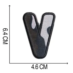 Vista dettagliata della toppa ricamata lettera V mimetica con guida taglie 6,4x4,6cm