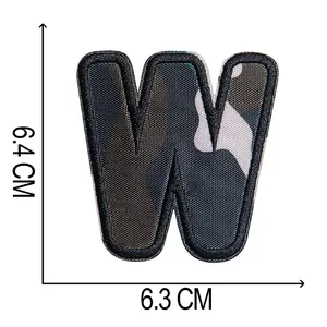 Vista dettagliata della toppa ricamata lettera W mimetica, dimensioni 6,4 x 6,3 cm