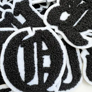 Écussons Lettres en Chenille Gothic Old English Noir Blanc Applique Brodée Écussons à Repasser pour Veste Varsity Vêtements DIY