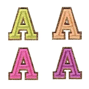 Detailansicht der glitzernden Buchstaben-Aufnäher A in vier leuchtenden Farben