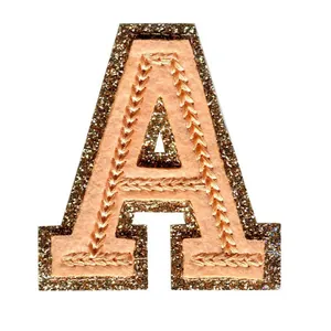 Detailansicht eines bestickten Buchstabens A mit Glitzerrand und pfirsichfarbenem Filz.
