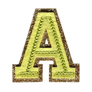 Nahaufnahme des Buchstaben A Stickpatches mit Glitzerrand und grüner Stickerei