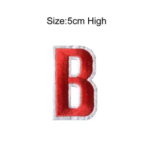 Detailweergave van een 5 cm hoge rood geborduurde letter B patch met witte rand voor kleding.