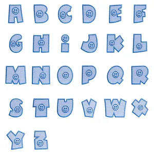 Alphabet-Stickerei-Aufnäher mit Karomuster und Smiley-Detail in Blau und Weiß