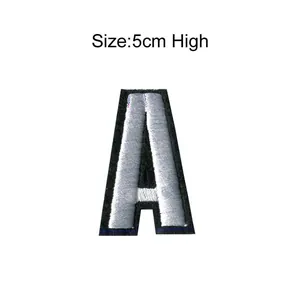 Dettaglio toppa ricamata lettera A argento per abbigliamento DIY, patch termoadesiva, 5 cm