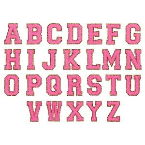 Vista dettagliata delle toppe con lettere in ciniglia rosa con bordo dorato glitter da A a Z