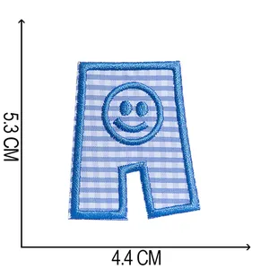 Detailansicht eines blau-karierten Stickerei-Patches mit den Maßen 5,3x4,4 cm