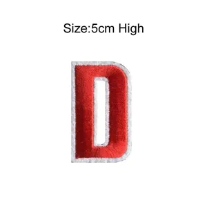 Detail van rode geborduurde letter D patch met 5 cm hoogte-indicator voor DIY-accessoires