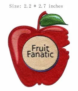 Detaillierte Makroansicht eines roten Apfelstickpatches mit Fruit Fanatic Textaufdruck